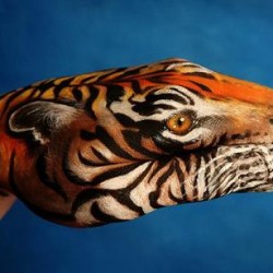 Невероятни фигури на животни, рисувани върху ръце
