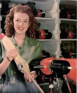 Когато съпругът й заминава за фронта (1942) Мерилин започва работа в авиационна фабрика.