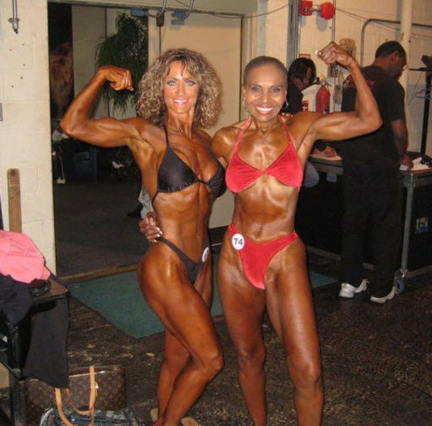 old-female-bodybuilder03 Уникалната Ернестина не отстъпва на три пъти по-млади от нея състезателки.