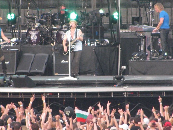 На концерта на Бон Джоуви в Букурещ българските фенове показаха, че са сред най-верните почитатели на групата