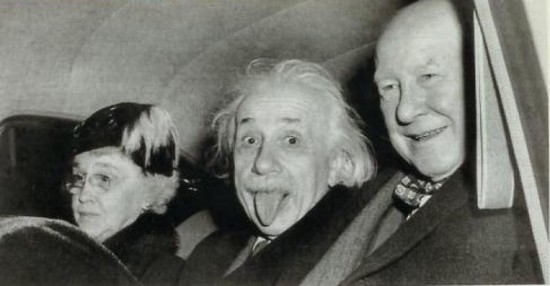 Така изглежда пълната версия на прословутата снимка на Алберт Айнщайн.