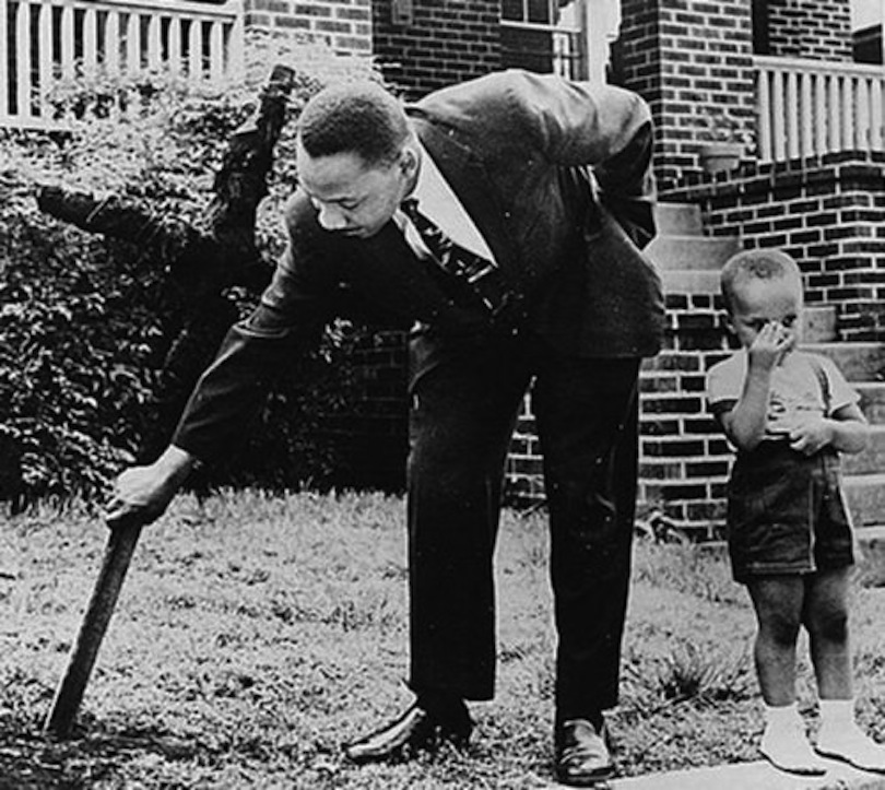 Мартин Лутер Кинг вади изгорен в двора на къщата му кръст. (1960 г.)