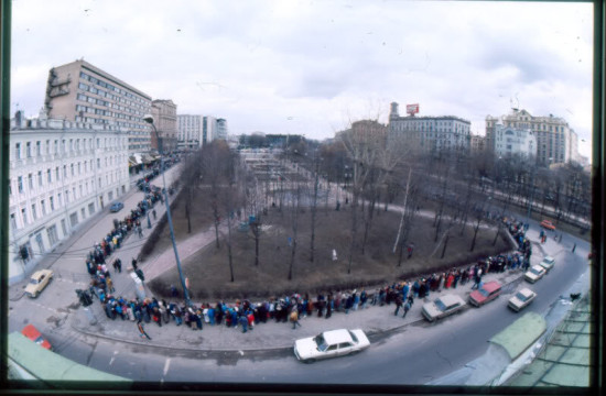 На 31 януари 1990 г. в Русия е открит първият "Макдоналдс", събрал 30 000 души.