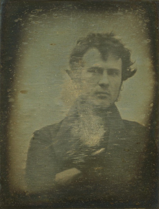 През 1839 година изобретателят и фотограф Роберт Конелиус създава първия по рода си фотопортрет.