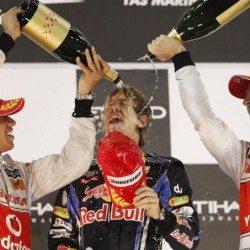 Защо автомобилните състезатели се пръскат с шампанско