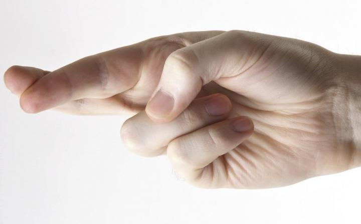 Традиционно кръстосването на показалеца и средния пръст е жест означаващ