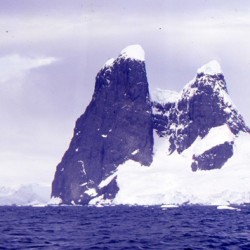 Природен обект в Антарктида се нарича „Гърдите на Уна“