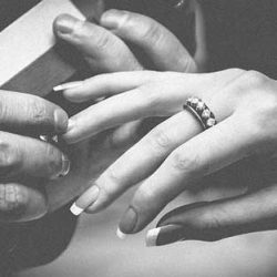 Защо брачната халка се носи на безименния пръст?