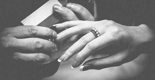годежен-пръстен-върху-безименен пръст