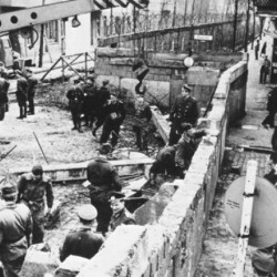 Изобретателни начини, по които хората са преминавали Берлинската стена