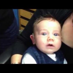 Реакцията на бебе, което за първи път чува гласа на родителите си