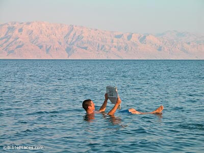 Мъртво море е загадъчно място което привлича хиляди туристи годишно