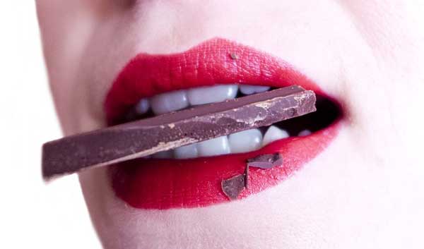 жена-яде-шоколад