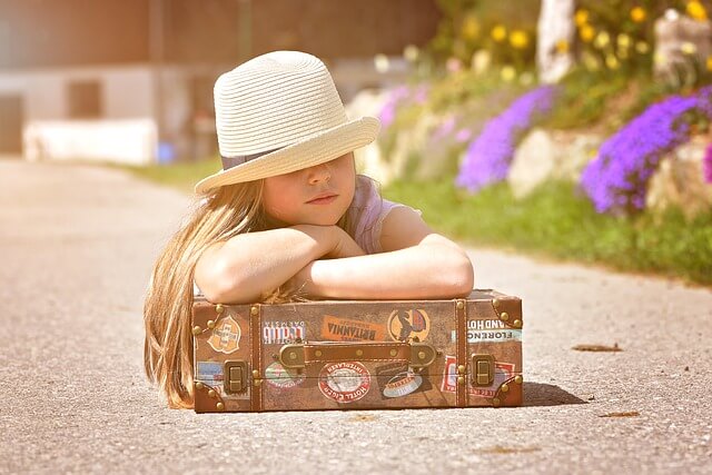 момиче с куфар