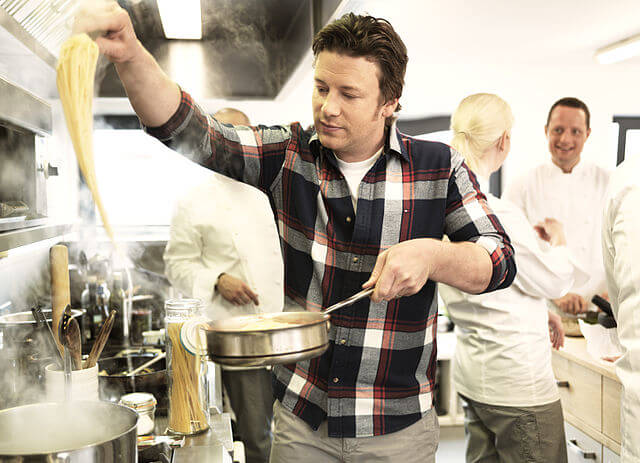 Джейми Оливър е известен виртуоз-кулинар от Великобритания. Той разкрива своите