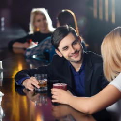Как да се запознаеш с жена в бар
