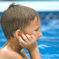 За лятото, къпането и водата в ушите
