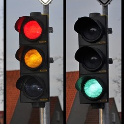 Защо светофарите са в жълт, зелен и червен цвят?