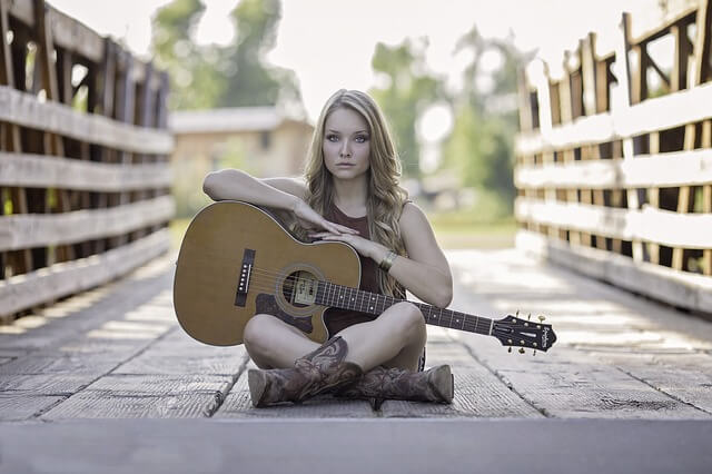 момиче с китара