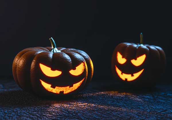 Цветният и необичаен празник Хелоуин (Halloween) е много млад за нашите