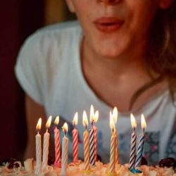 Защо на рождените дни се духат свещички върху торта?