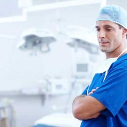 Защо хирурзите са облечени в зелено или синьо