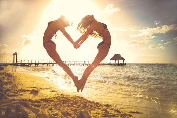 момичета-правят-сърце-на-плажа