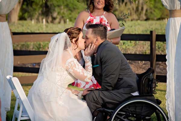 младоженец-в-инвалидна-количка-се-целува-с-булката-си