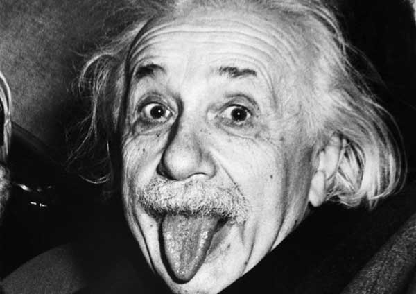 Айнщайн-се-плези-с-език