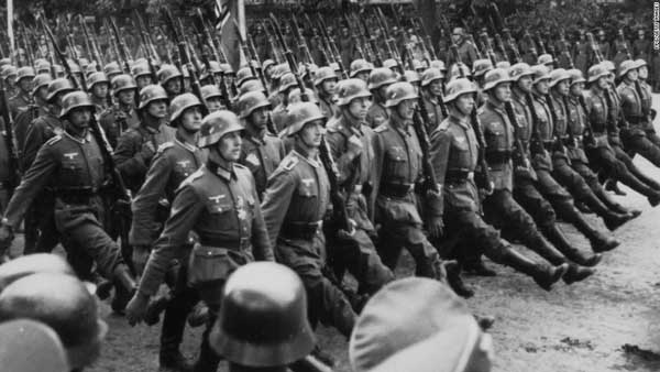 германски-войници-маршируват-през-Втората-световна