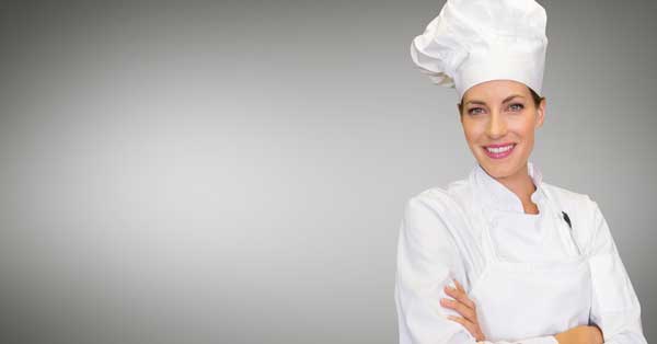 жена-готвач-стои-със-скръстени-ръце
