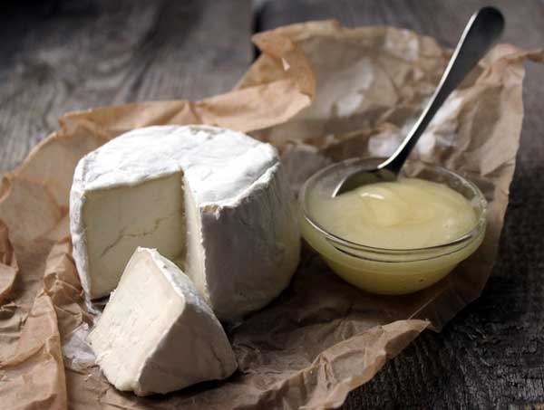 Съществуват много легенди за произхода на сиренето но една от