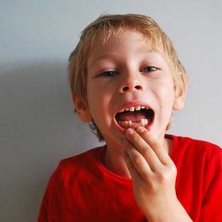 Защо на човек първо му растат млечни зъби?