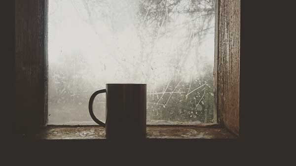 чаша-кафе-до-прозорец