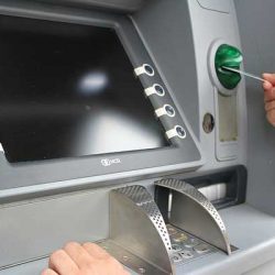 Какво да правите, ако банкоматът глътне картата ви