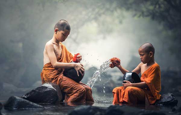 деца-будисти-вода