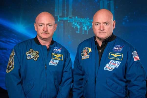 близнаци-космонавти