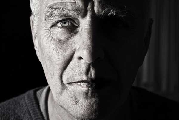Стотици възрастни хора в старческите домове всеки ден чакат само
