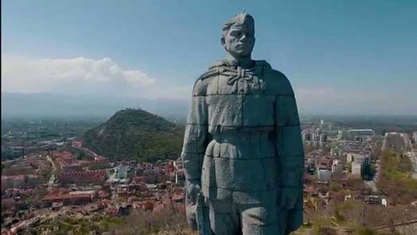 На 5 ноември 1957 година в Пловдив бил открит паметник