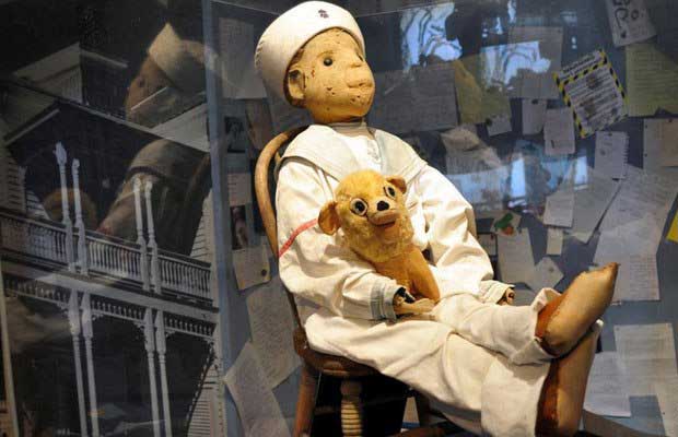 Вече над 100 години куклата Робърт плаши хората и дори