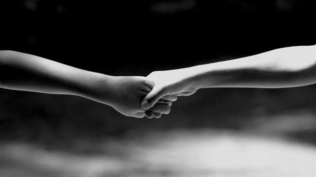 ръце хванати една за друга