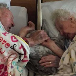 Дори смъртта не ги разделила: след 77 години брак те заспали, държейки се за ръце