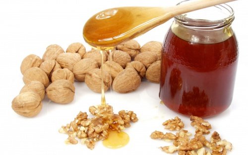 Съчетанието на мед бадеми и орехи не само намалява холестерола