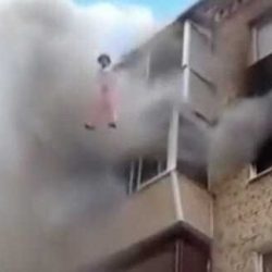 Мъж спасява живота на децата си, като ги хвърля от петия етаж