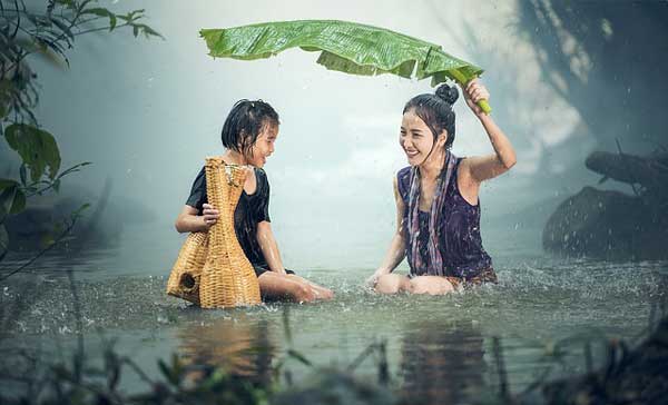майка-и-дъщеря-са-щастливи-под-дъжда