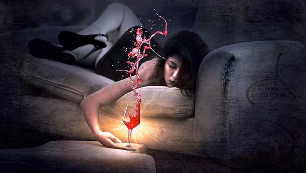 жена-върху-диван-с-чаша-червено-вино