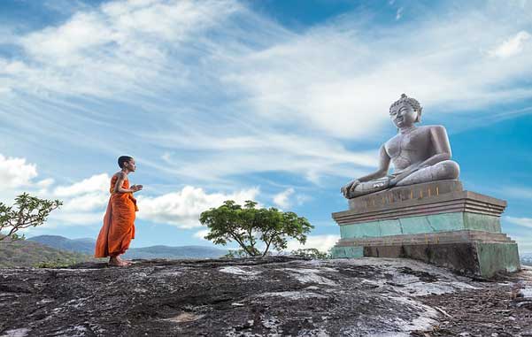 будистки-монах-пред-Буда