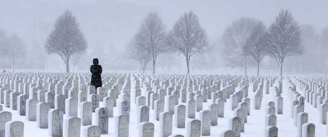 жена-на-гробище-в-снежна-буря