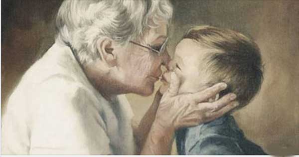 баба-целува-внука-си