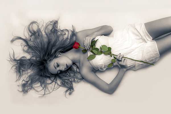 легнала-жена-държи-роза